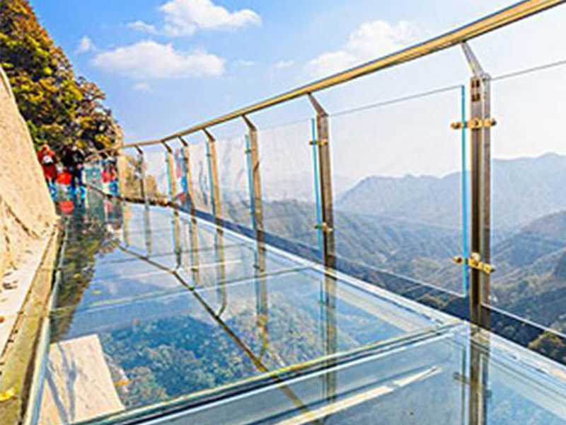 玻璃吊橋受到外國人質(zhì)疑，不遠(yuǎn)萬里來砸橋，結(jié)局讓人很無奈